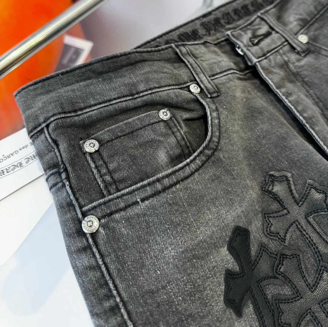 🅿️290 Chroe Hets CHChroe Hets NEW Flame Washed Gray Leather Jeans Ceiling-Level Jeans A pair is hard to find at the counter‼ ️ About Zangyin ✅ This is an extremely luxurious fashion brand that can also be called the aristocracy of the high street. It has always been an exclusive brand for some hipsters or the rich second generation. The color of this model is already very eye-catching by using a unique washed material. It is decorated with pink patchwork cross flowers, which cleverly highlights the charm of the brand. Secondly, this model adopts a classic high-waist cut design, which highlights the long legs and fashionable temperament of the upper body. The brand is highly recognizable and the slim-fitting configuration is more suitable for daily wear. The personality will be fashionable and the specifications can be seen at a glance. Materials and technology ✅ Needless to say, this point goes without saying. As an excellent craftsman brand, Zangyin's requirements for details and craftsmanship are really perfect. The washed color of this model has gone through a lot of processes, not to mention the embellishment of the denim appliqués. It is also purely handmade and sewn. Just like what they believe in, only handmade things have soul and have the meaning of wearing. A top-notch heavy-duty fashionable denim item, recommended by both hands‼ ️Size# 28 30 32 34 36